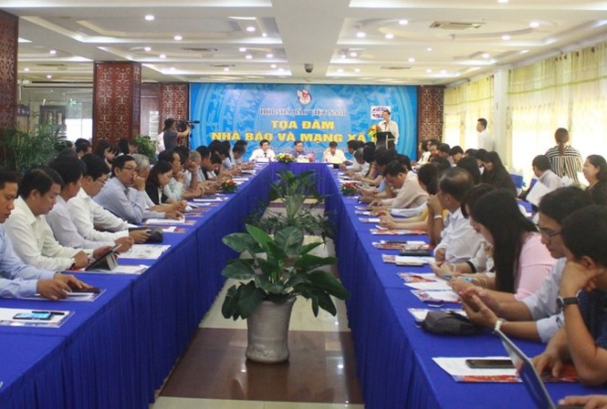 Nhà báo và mạng xã hội Quang cảnh tọa đàm.