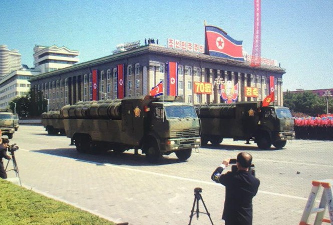 Triều Tiên kết thúc lễ duyệt binh, không phô diễn ICBM Hình ảnh hiếm hoi về lễ duyệt binh được công bố bởi NK News. Theo đó, các phương tiện trong ảnh là những vũ khí "nặng đô" nhất xuất hiện trong lễ duyệt binh hôm nay. Ảnh: NK News
