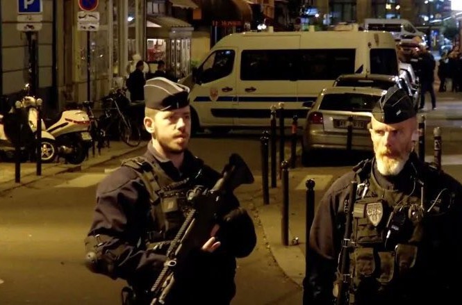 Tấn công bằng dao ở Paris, 7 người bị thương Cảnh sát vũ trang có mặt tại hiện trường. Ảnh: Twitter
