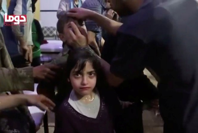 Nga: Phiến quân bắt đầu dàn dựng video tấn công hóa học ở Syria Cảnh quay ghi lại vụ tấn công được cho là bằng vũ khí hóa học ở Đông Ghouta hồi tháng 4/2018.