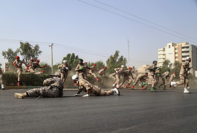 Tổng thống Iran so sánh vụ xả súng lễ diễu binh với sự kiện 11/9 Các binh sĩ Iran hoảng loạn trong vụ xả súng ngày 22/9. Ảnh: GLP