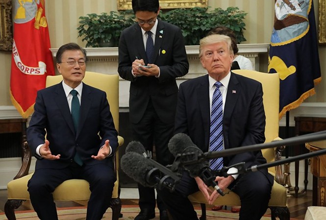 Tổng thống Hàn Quốc chuyển lời nhắn của ông Kim tới ông Trump Tổng thống Hàn Quốc Moon Jae-in (trái) và Tổng thống Mỹ Donald Trump (phải). Ảnh: Reuters