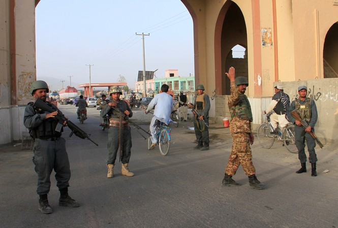 Afghanistan: Tấn công hỏa tiễn gần nơi Tổng thống dự họp Cảnh sát Afghanistan tại tỉnh Ghazni. Ảnh: Reuters