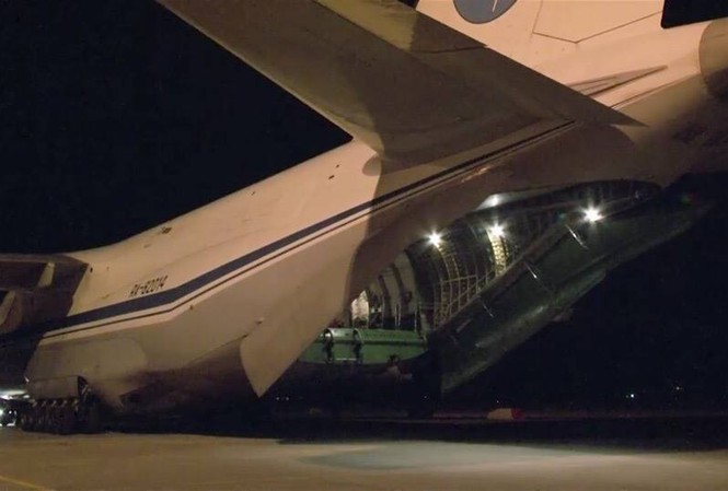Báo Nga hé mở chi tiết lộ trình chuyển giao S-300 cho Syria Bức ảnh được đăng tải trên tờ Uralinform.ru cho thấy các khí tài được dỡ xuống tại sân bay Syria.