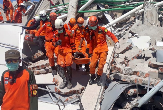 Thảm họa động đất Indonesia, 832 người thiệt mạng Nhiều người vẫn còn mắc kẹt trong đống đổ nát. Ảnh: Reuters