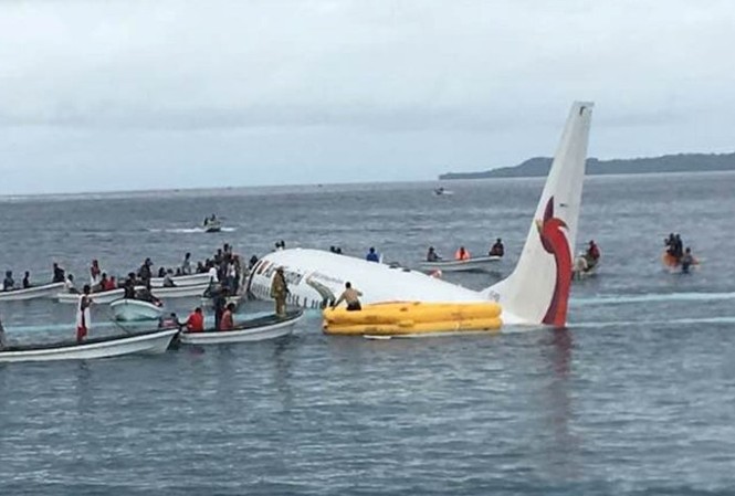 Thông tin bất ngờ vụ máy bay chở 47 người lao xuống biển Hiện trường vụ tai nạn ngoài khơi đảo Chuuk.
