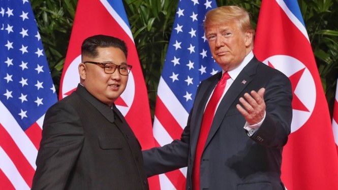Ông Trump úp mở về khả năng gặp ông Kim tại khu nghỉ dưỡng Mỹ Tổng thống Mỹ Trump gặp Chủ tịch Triều Tiên Kim Jong-un tại Singapore hồi tháng 6. Ảnh: AFP