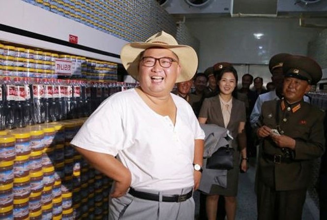 Triều Tiên tự tin 'vẫn tồn tại dù bị trừng phạt 100 năm' Ông Kim Jong Un cùng phu nhân đi thăm nhà máy chế biến cá ở Kumsunpo, tỉnh Hwanghae.