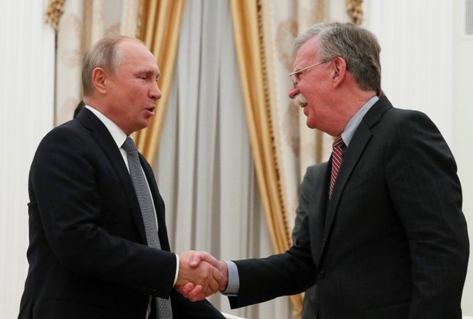 Tổng thống Putin đùa đầy ẩn í khi gặp Cố vấn an ninh Mỹ Tổng thống Nga Putin (trái) bắt tay Cố vấn An ninh Mỹ Bolton (phải) trong cuộc gặp ngày 23/10. Ảnh: Reuters