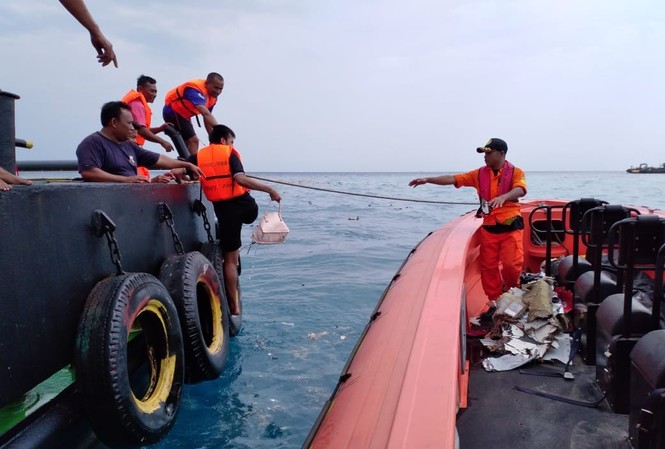 Indonesia triển khai robot tìm hộp đen máy bay Lion Air Đội tìm kiếm trên vùng biển Tây Java. Ảnh: Jakarta Post