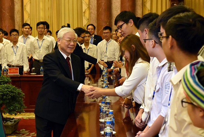 Tổng Bí thư, Chủ tịch nước gặp mặt học sinh, sinh viên tiêu biểu Tổng Bí thư, Chủ tịch nước Nguyễn Phú Trọng gặp mặt các học sinh, sinh viên tiêu biểu chiều 3/11. Ảnh: VGP