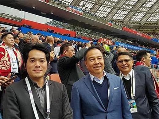 Bóng đá Thái Lan ‘dậy sóng’ trước thềm AFF Cup 2018 Chủ tịch Somyot (giữa) và ông Pisan (phải)