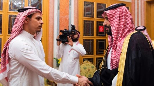 Con trai nhà báo Jamal Khashoggi đòi nhận lại thi thể cha Thái tử Ả Rập Saudi bắt tay Salah Khashoggi (trái) trong cuộc gặp ngày 24/10. Ảnh: AP