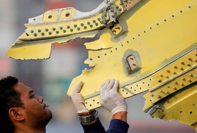 Vụ Lion Air Indonesia: ‘Đến phần cứng nhất của máy bay cũng tan tành' Mảnh vỡ máy bay Lion Air JT610. Ảnh: Reuters