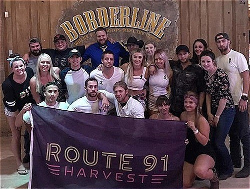 Sống sót sau thảm kịch Las Vegas rồi mất mạng vì xả súng ở California Những người sống sót sau vụ xả súng Las Vegas tụ họp tại quán Borderline hồi đầu năm. Ảnh: Facebook.