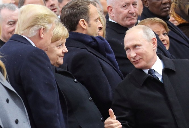 Ông Putin khẳng định ‘có nói chuyện’ với ông Trump dù bị đổi chỗ ngồi Tổng thống Mỹ Trump (ngoài cùng bên trái) chào hỏi Tổng thống Nga Putin (ngoài cùng bên phải) tại Khải Hoàn Môn. Ảnh: Reuters