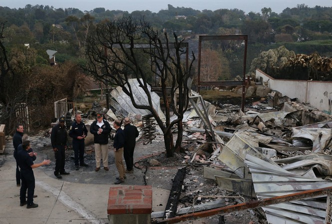 Cháy rừng California: 76 người thiệt mạng, hơn 1.200 người mất tích Tổng thống Mỹ Donald Trump thị sát hiện trường vụ cháy rừng ở California. Ảnh: Reuters