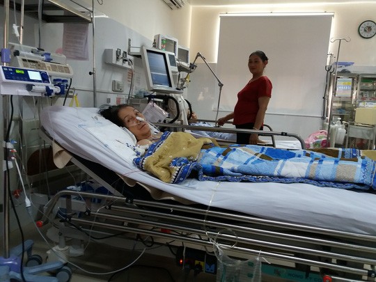 Cụ bà bị ngưng tim, ngưng thở 6 lần trong một buổi sáng vì mắc bệnh lạ Cụ bà bị ngưng tim, ngưng thở 6 lần trong một buổi sáng vì mắc bệnh lạ đang được điều trị tại viện