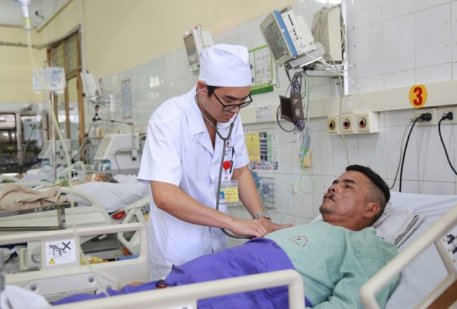 Cứu sống bệnh nhân 4 lần bị ngừng tim, chết lâm sàng gần 1 giờ đồng hồ Bệnh nhân bị tim ngừng đập gần 1 tiếng đã tỉnh táo, nói chuyện tiếp xúc bình thường sau nỗ lực điều trị của các bác sĩ.