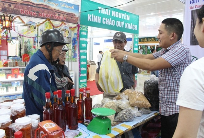 Đà Nẵng tổ chức hội chợ nông sản 'sạch' Hội chợ hàng Việt và nông sản sạch năm 2017 thu hút sự tham gia của người dân Đà Nẵng. Ảnh: Giang Thanh