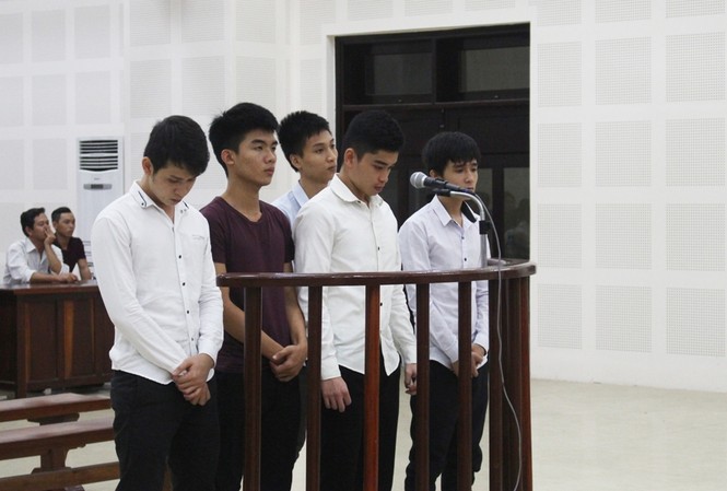 Làm người hòa giải bất thành, nam thanh niên chém người trọng thương Các bị cáo tại phiên tòa sơ thẩm lần 1 diễn ra từ ngày 22/9 đến 24/9. Ảnh: Giang Thanh