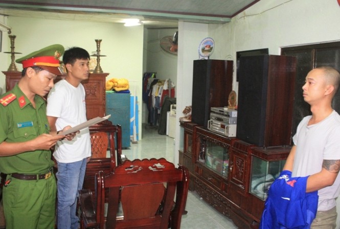 Triệt phá đường dây cá độ tiền tỷ qua mạng Công an đọc lệnh bắt và khám xét nhà Lê Nguyễn Bá Thịnh