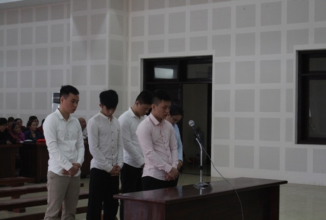 9x cầm đầu đường dây buôn ma túy liên tỉnh Các bị cáo Nguyễn Ngọc Hùng, Nguyễn Thành Nam, Hồ Tô Rít, Nguyễn Thị Tường Vy, Hồ Đăng Khánh tại tòa. Ảnh: Giang Thanh
