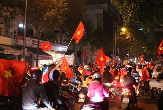 Muôn kiểu ăn mừng chiến thắng 'bá đạo' của người dân Đà Nẵng Dòng người đi bão vẫn tiếp tục đông lên. Ảnh: Văn Tuấn