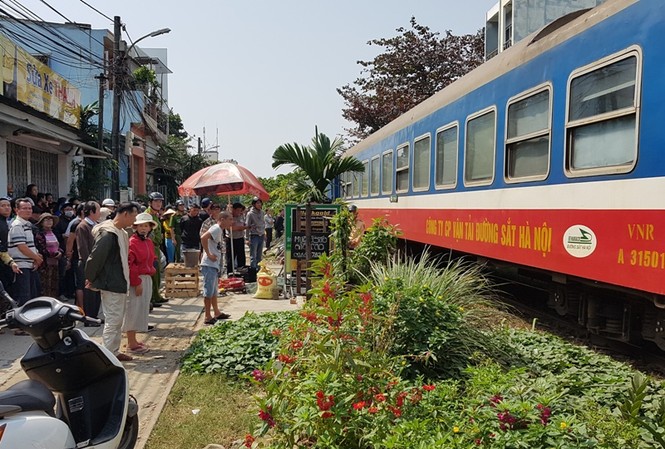 Đi sắm Tết, một phụ nữ bị tàu hỏa kéo lê 10 mét Người phụ nữ điều khiển xe máy băng qua đường ngang dân sinh khi tàu hỏa đang đến. Hậu quả, nạn nhân tử vong tại chỗ