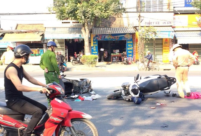 Cô giáo gặp nạn nguy kịch ngay trước nhà, nhưng người thân không nhận ra Vụ tai nạn xe máy nghiêm trọng khiến cô giáo về hưu và 1 đôi nam nữ bị thương nặng