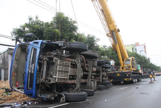 Tông vào dải phân cách, xe tải chở dưa lật nhào giữa đường Chiếc xe tải chở dưa hấu lật nhào giữa đường