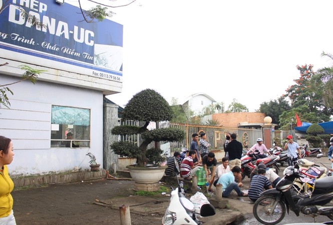 Đà Nẵng tạm dừng hoạt động hai nhà máy thép bị dân 'vây' Người dân vây kín cổng 2 nhà máy Dana - Ý và Dana - Úc. Sau buổi đối thoại "dang dở" chiều 28/2, người dân cho biết sẽ tiếp tục vây 2 nhà máy cho đến khi TP có phương án giải quyết. Ảnh: Giang Thanh