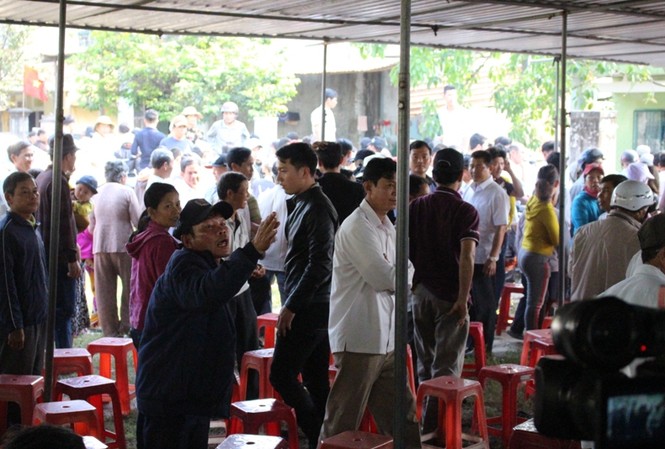 Vụ dân 'vây' nhà máy thép ở Đà Nẵng: Đối thoại dang dở Người dân tỏ ra thất vọng khi lãnh đạo UBND TP Đà Nẵng chưa có câu trả lời về phương án giải quyết nhà máy thép gây ô nhiễm. Ảnh: Giang Thanh