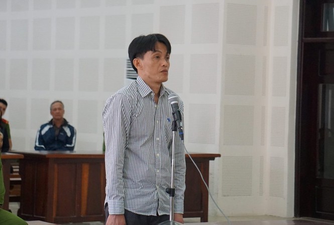 Đâm chết bạn vì nghi ngờ có tình ý với vợ mình Bị cáo Võ Ngọc Thạch khai báo tại tòa