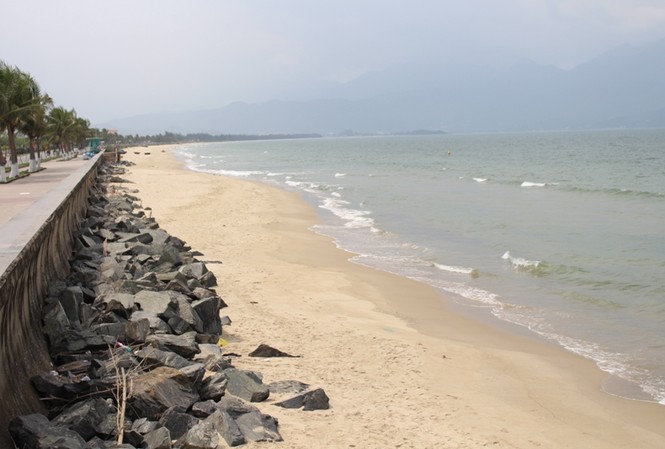 Biển Đà Nẵng trở lại bình thường sau 2 ngày đổi màu, sủi bọt Khu vực bờ biển Nguyễn Tất Thành (Đà Nẵng) đã trở lại bình thường. Ảnh: Giang Thanh