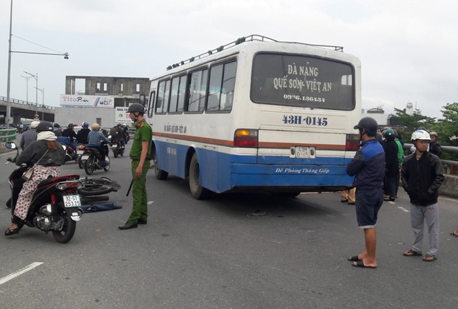 Va chạm trên cầu vượt Ngã ba Huế, một người tử vong Vụ tai nạn xảy ra giữa xe khách và xe máy khiến người điều khiển xe máy tử vong tại chỗ