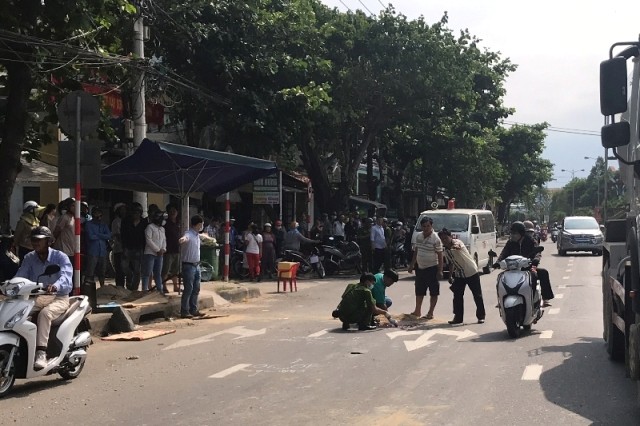 Xe ben chở đất cuốn đôi nam nữ vào gầm, một người tử nạn Vụ va chạm giữa xe ben và xe máy khiến người điều khiển xe máy tử vong tại chỗ