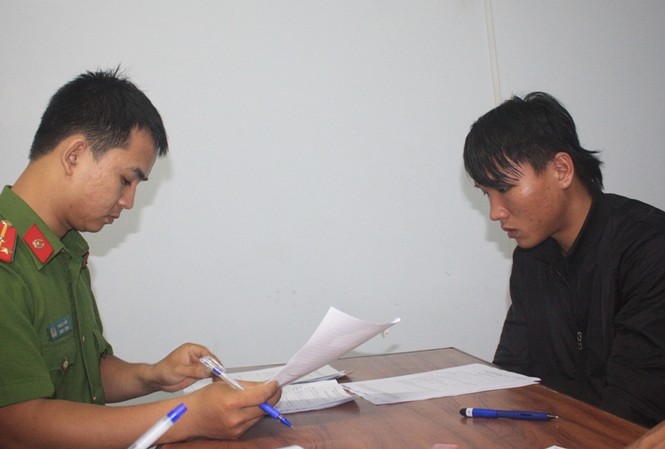 Hỗn chiến vì mâu thuẫn của 2 cô gái, một người tử vong Công an lấy lời khai của Hồ Minh Thông tại cơ quan điều tra