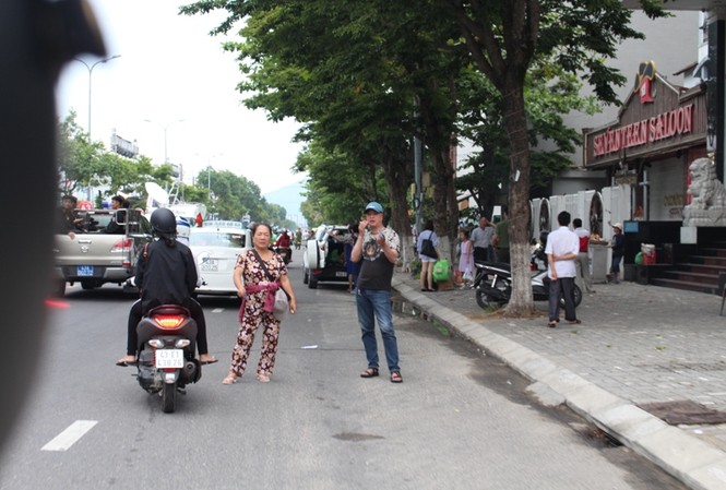 'Phe' vé rộn ràng trước giờ khai mạc pháo hoa Đà Nẵng Phe vé ngang nhiên chèo kéo khách đi đường mua vé chợ đen để xem pháo hoa. Ảnh: Giang Thanh