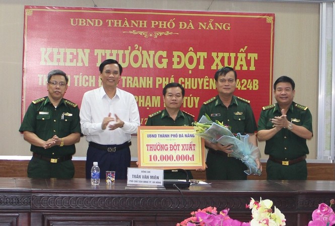 Thưởng nóng BĐBP bắt 3 đối tượng cầm đầu buôn bán ma túy Ông Trần Văn Miên, Phó CT UBND TP Đà Nẵng trao thưởng cho Phòng phòng chống tội phạm và ma túy (Bộ đội Biên phòng Đà Nẵng)