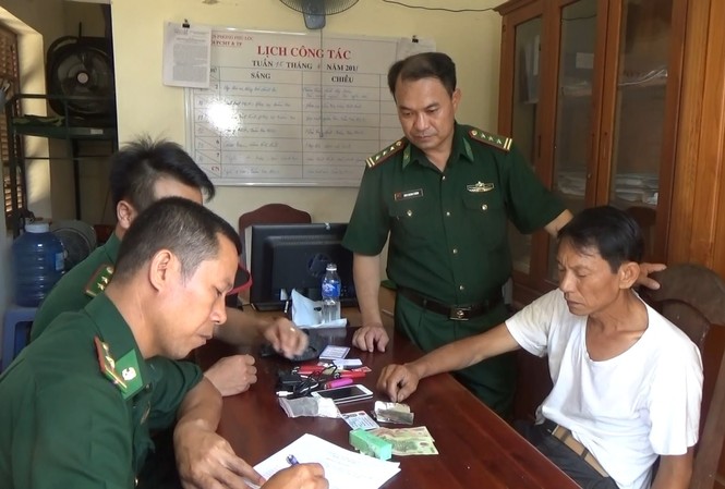 Bắt đối tượng vận chuyển heroin từ miền Bắc vào Đà Nẵng Đối tượng Đỗ Viết Tuấn (áo trắng) bị bắt giữ với tang vật là 25g heroin trong hành lý