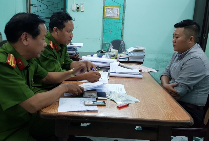 Nhóm đối tượng giả công an vào tận nhà lừa tiền người nước ngoài Nghi can Nguyễn Như Bảo Thư tại cơ quan công an. Ảnh: CACC