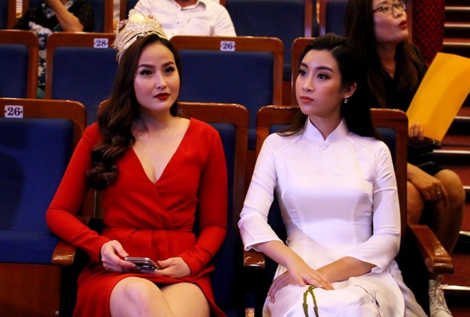 Khai mạc Liên hoan Ca múa nhạc toàn quốc năm 2018 (đợt 2) tại Đà Nẵng Hoa hậu Việt Nam Đỗ Mỹ Linh xuất hiện trong bộ áo dài trắng duyên dáng cùng với Hoa hậu Hoàn cầu 2017 Đỗ Trần Khánh Ngân. Ảnh: Giang Thanh