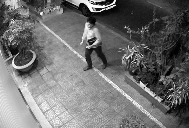 Người nước ngoài đột nhập ô tô của cựu Phó giám đốc sở Người đàn ông Hàn Quốc đi vòng quanh xe ô tô đang đỗ trước cửa nhà ông Linh. Ảnh cắt từ camera an ninh