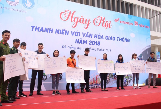 Hơn 600 ĐVTN tham gia Ngày hội Văn hóa giao thông Các bạn ĐVTN hào hứng tham gia phần thi sáng tác slogan tuyên truyền an toàn giao thông. Ảnh: Giang Thanh