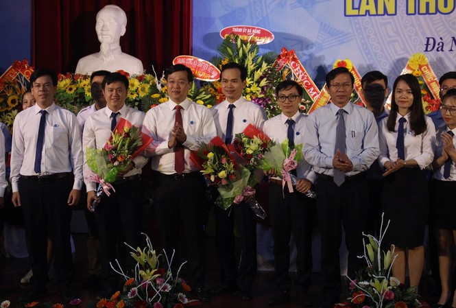 Anh Nguyễn Duy Minh tái đắc cử Chủ tịch Hội Sinh viên TP Đà Nẵng Anh Lê Quốc Phong, Bí thư thứ nhất TƯ Đoàn, Chủ tịch Hội Sinh viên Việt Nam, tặng hoa chúc mừng BCH Hội SV TP Đà Nẵng khóa mới. Ảnh: Giang Thanh