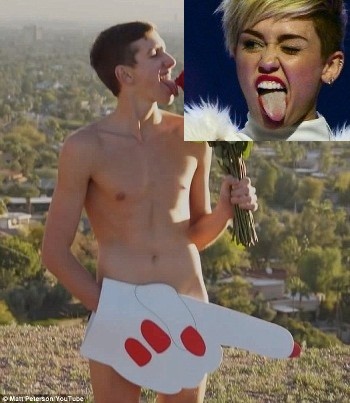 Fan cuồng khỏa thân mời Miley Cyrus đi chơi Fan cuồng khỏa thân mời Miley Cyrus đi chơi