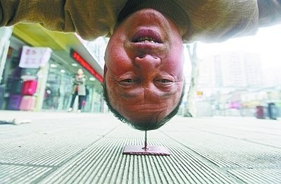 Kinh hoàng với màn 'trồng cây chuối' trên đinh sắt Kinh hoàng với màn 'trồng cây chuối' trên đinh sắt