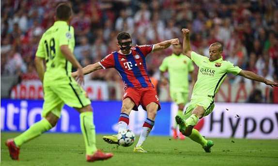 Bayern vs Barca (3-2): 'Hùm xám' lực bất tòng tâm Bayern (áo đỏ) đã phải nói lời chia tay Champions League.