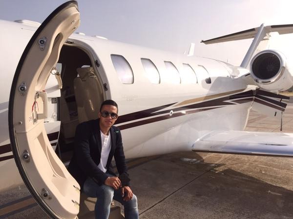 Chơi sang M.U thuê chuyên cơ chở tân binh Depay Depay đã có mặt tại thành phố Manchester.